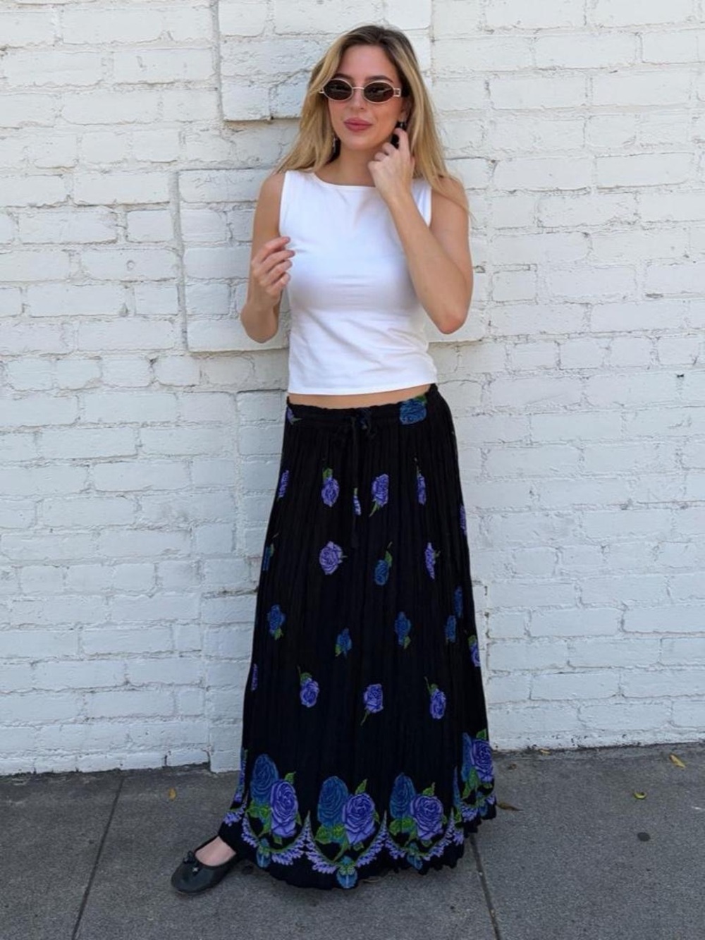 Vtg Black floral print Maxi Skirt with blue and purple details - one size Adjust